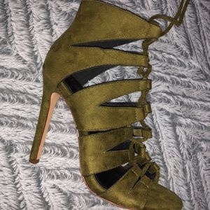 Olive green high heels👠